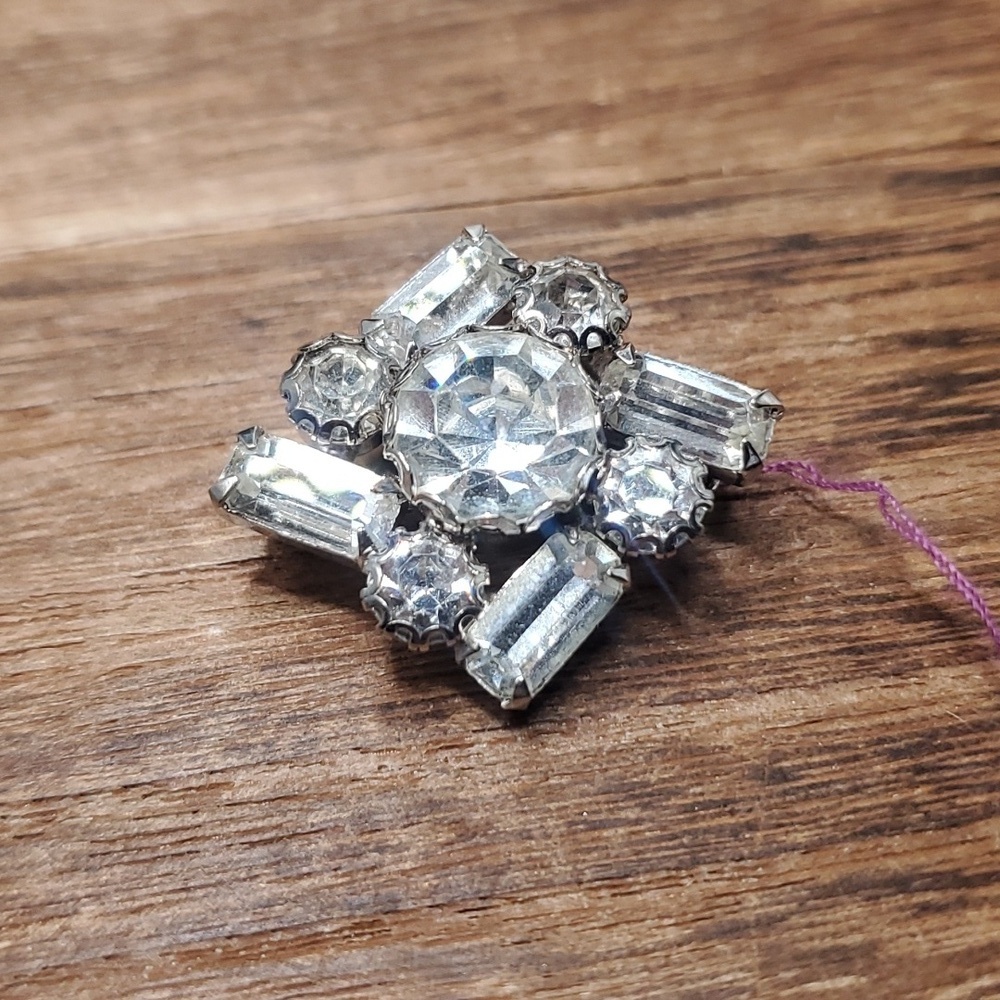 B827 unsigned Kramer‎ crystal swirl pin